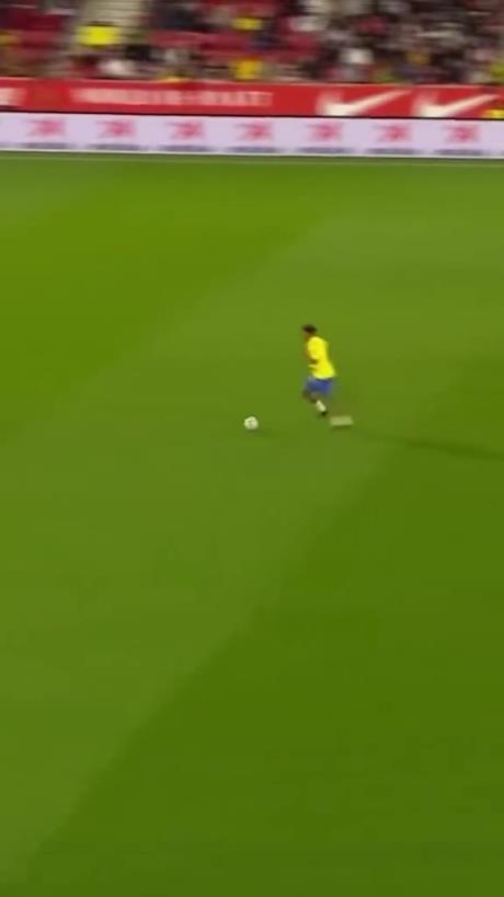 45歲還開(kāi)掛！小羅再現(xiàn)牛尾巴過(guò)人，微笑單挑門(mén)將輕松打進(jìn)